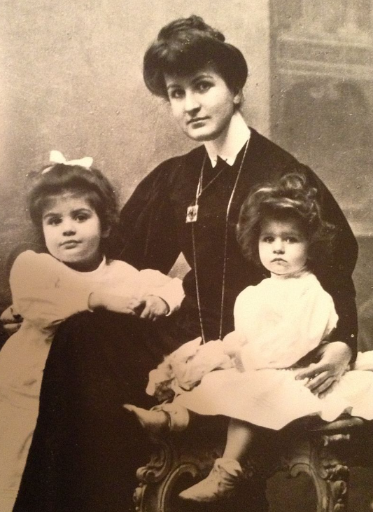 앨마와 그녀의 두딸 사진 